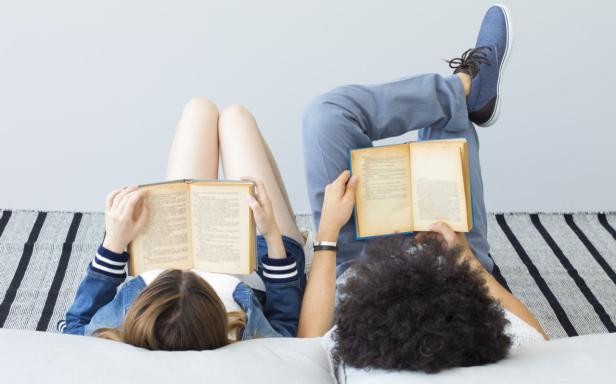 Zwei lesende Teens