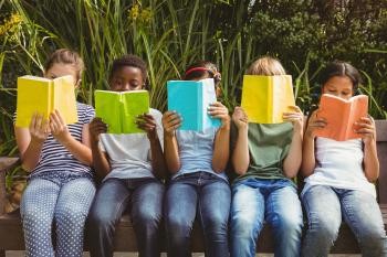 Kinder mit Büchern in der Hand