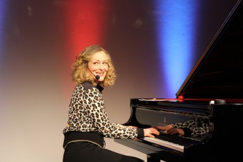 Bild Anne Folger am Piano